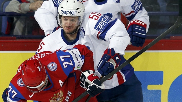 Francouzsk hokejista Jonathan Janil (vzadu) v souboji s 
Alexejem Treenkem z Ruska.