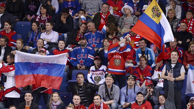 Fanouci hokejist Ruska v zpase s Franci.