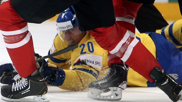 Švédský hokejista  Joel Lundqvist v duelu s Kanadou.