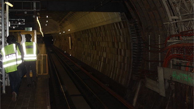 Takhle vidí stanici metra strojvedoucí.