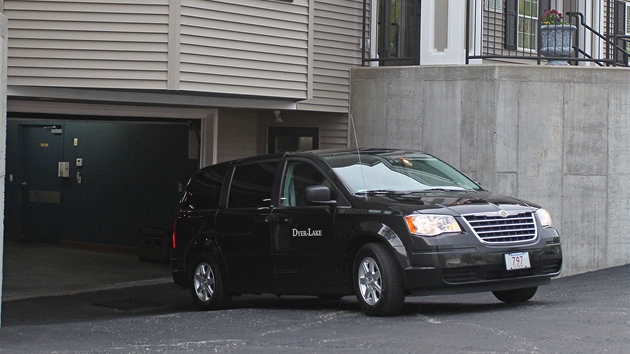 Pohebn auto, kter zejm pivezlo tlo Tamerlana Carnajeva ke gari pohebnho stavu Dyer-Lake Funeral Home. 