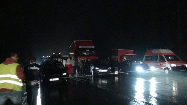 Tm na ti hodiny zablokoval dlnici D1 u Hvzdonic na Beneovsku pevrcen kamion. Vz havaroval ve
tvrtek ped 23:00. Auta mc na Prahu mohla projet bez omezen znovu a v ptek po 01:30