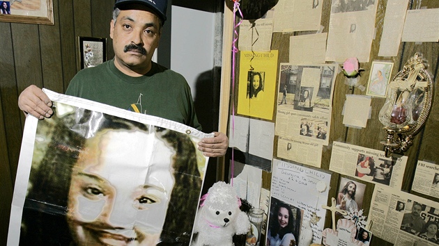 Felix DeJesus na snmku z dubna 2004 dr plakt s fotkou sv dcery, kter se jednoho dne nevrtila ze koly. 