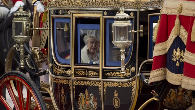 Na cestu do parlamentu panovnice vyr se svm tyspem a zlatm korem z nedalekho Buckinghamskho palce. Doprovz je jzdn regiment britsk armdy.