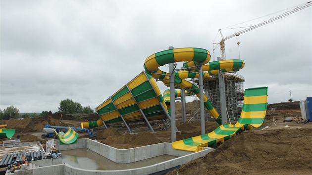 Stavba vodního zábavního parku Aqualand Moravia v Pasohlávkách finišuje. Otvírat bude letos v létě a nyní už nabírá zaměstnance.
