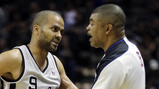 Tony Parker ze San Antonia Spurs se pe se sudm Tonym Brothersem.