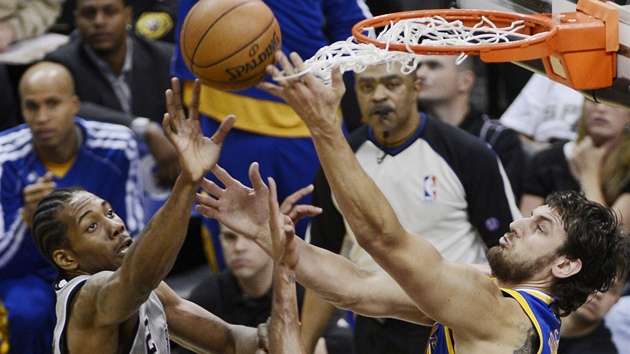 Andrew Bogut (vpravo) z Golden State blokuje pokus Kawhiho Leonarda ze San Antonia.