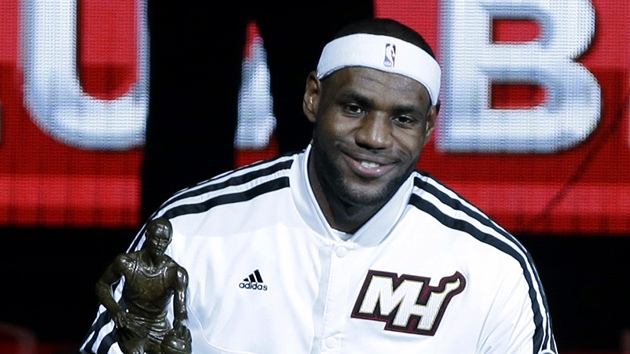 LeBron James z Miami se fanoukm pochlubil svou tvrtou cenou MVP.