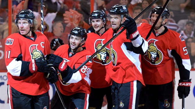 Ottawa Senators oslavuj gl. Raduj se (zleva) Daniel Alfredsson, Cory Conacher, Erik Karlsson, Milan Michlek a Sergej Gonar.