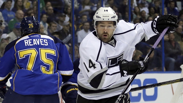 Justin Williams z Los Angeles mj Ryana Reavese ze St. Louis.