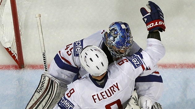 ZZRAK. Francouzt hokejist se raduj z pekvapivho vtzstv nad Ruskem. Na snmku jsou jeho dva hlavn strjci brank Florian Hardy a autor prvn branky Damien Fleury. 