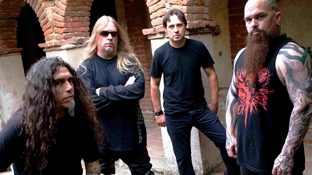 Kytarista Slayer Jeff Hanneman (druhý zleva) zemel na selhání jater. 