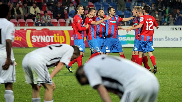 VYDENÁ VÝHRA. Fotbalisté Plzn se radují z vítzství 3:2 nad eskými