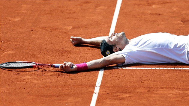 VTZN LEVA. Nmeck tenista Tommy Haas se raduje z triumfu na turnaji v Mnichov.
