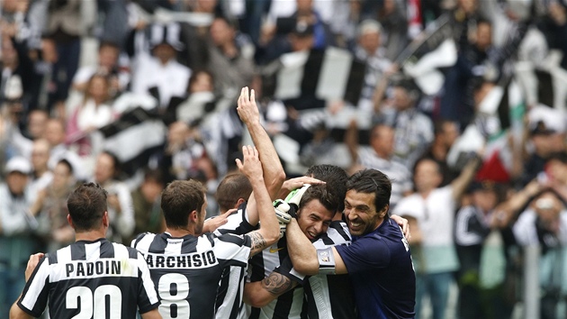 HOTOVO. Fotbalist Juventusu porazili Palermo a zanaj slavit obhajobu titulu.