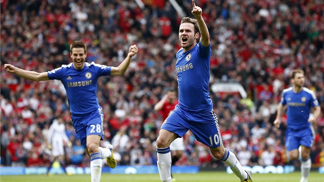 ROZHODL. Juan Mata se raduje z glu proti Manchesteru United, Chelsea dky nmu vyhrla 1:0.