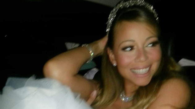 Mariah Carey obnovila manželský slib coby Popelka. (1. května 2013)