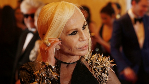 Donatella Versace je královna nepodařených plastik, ale i smyslné módy -  iDNES.cz