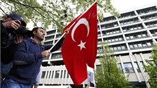 Nmetí Turci demonstrují ped budovou mnichovského soudu (6. kvtna 2013)