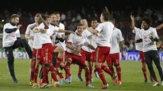 OSLAVNÝ TANE�EK. Fotbalisté Bayernu Mnichov vyhráli na h�i�ti Barcelony