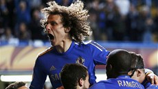 Chelsea slaví branku. Na vrcholu radostné pyramidy je  David Luiz.