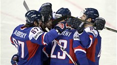 Radost slovenských hokejistů poté, co vstřelili úvodní gól šampionátu v utkání