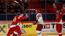 Martin Hanzal (vlevo) a Ji�í Tlustý slaví branku. Uprost�ed je nespokojený