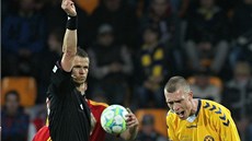 MUSÍ ZE H�I�T�. Jihlavský zálo�ník Karol Karlík dal v utkání proti Dukle gól a