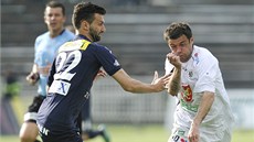 Tomá� Ko�út ze Slovácka (vlevo) a Marek Kuli� z Hradce Králové. 