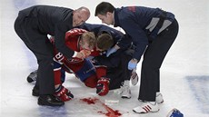 HOROR. Dánský úto�ník Lars Eller z Montrealu byl atakován ottawským soupe�em