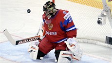 Ruský gólman Ilja Bryzgalov zasahuje v utkání proti Lotyšsku.