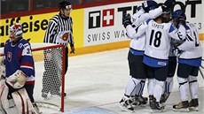 Hokejisté Finska se radují z gólu v utkání proti Slovensku.