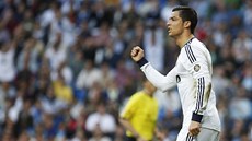 Fotbalista Cristiano Ronaldo z Realu Madrid zatíná pěst, právě dal gól ve