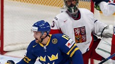 Švéd Fredrik Pettersson se raduje z gólu proti českému týmu, v pozadí je smutný