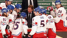 HRAJTE TO TAKHLE. �eský trenér Alois Hadamczik vysv�tluje hrá��m, jak mají hrát...