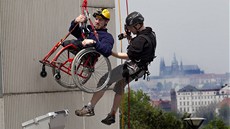 Sla�ování vozí�ká�� z Kongresového centra v Praze (4. kv�tna 2013).