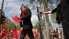 Organizátor protest Jean-Luc Mélenchon mává lidem ped projevem (5. kvtna
