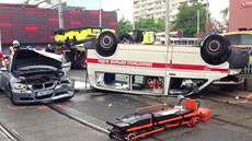 Nehoda pevozové sanitky a BMW  Na Veselí na praské Pankráci.