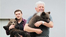 V amfiteátru u plze�ské zoo byla ve st�edu pok�t�na dv� medví�ata Václava...