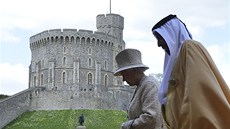 Britská královna Al�b�ta se zú�astní ro�n� stovek oficiálních akcí. Na snímku