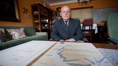 René Dlouhý dostal pam�tní odznak ú�astníka III. odboje. Za tisk leták� sed�l...