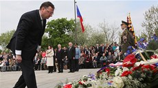 Poloit vnec piel na praský Vítkov i premiér Petr Neas. (8. kvtna 2013)