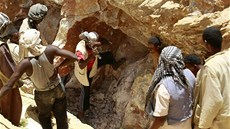 Těžba zlata v dole Wad Bushara nedaleko súdánského Abu Delelq. (27. dubna 2013)