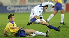 Fotbalista Baníku Ostrava Radek Sloník (vpravo) pi souboji s Josefem Kaumanem