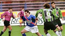 Ostravský fotbalista Radek Slončík uniká hráčům Jablonce. (18. října 1998)