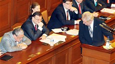 Milo� Zeman p�i projevu k poslanc�m b�hem své první náv�t�vy Sn�movny po