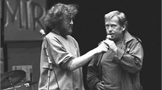 Jan Rej�ek a Václav Havel si povídají na folkovém festivalu v Lipnici v roce...