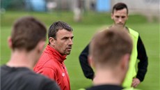 Trenér Michal Petrouš vede trénink fotbalistů Slavie.