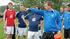 Trenér FC Viktoria Pavel Vrba ve svátek 8. kvtna vedl trénink týmu Kozolup,