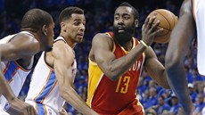 James Harden (vpravo) z Houstonu se snaí prosadit pes Kevina Duranta (vlevo)